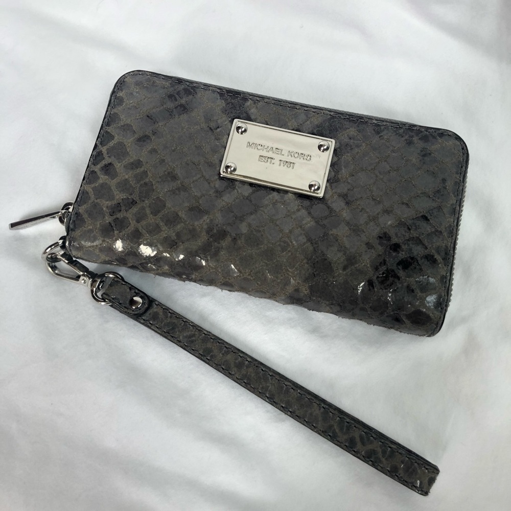 🌟Michael Kors faux snakeskin wristlet